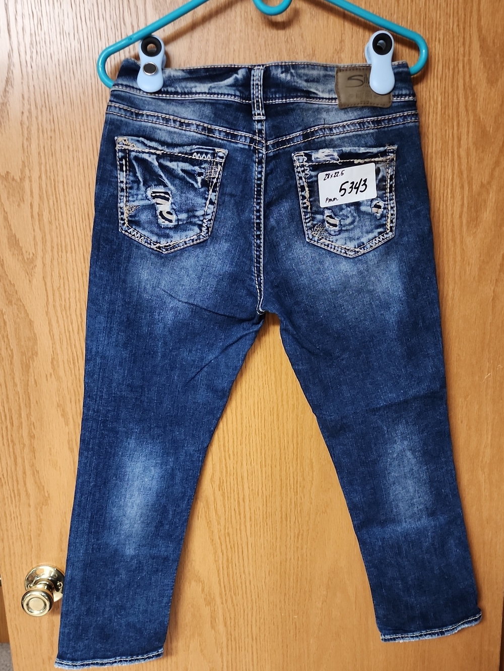 Silver Elyse Distressed Dark Blue Women's Jean capris 28x22.5 number 5343